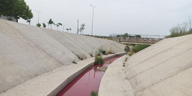 Tekirda'da bir kanaln suyu krmz akmaya balad