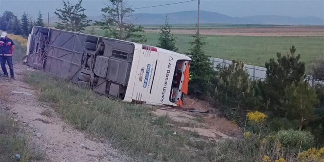 Kontrolden kan yolcu otobs devrildi: 27 yaral