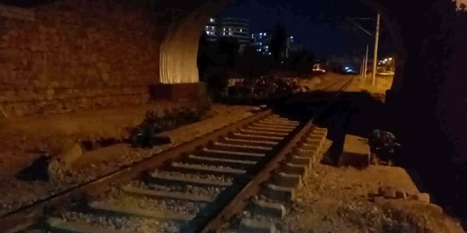 Manisa'da tren raynn yannda zekim yapan gen kz, vagonun arpmas sonucu yaraland