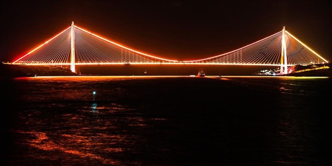 stanbul'un kprleri Sahil Gvenlik Komutanlnn 40. yl iin aydnlatld