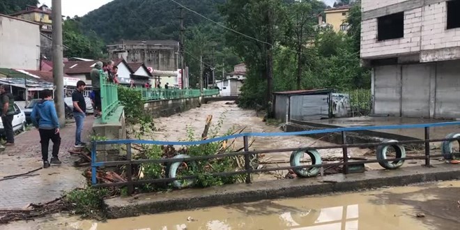 Zonguldak'ta saanak nedeniyle baz ev ve i yerlerini su bast