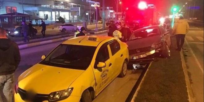 Alkoll yolcu taksi ofrn srd, darbetti, aracna binip kaza yapt