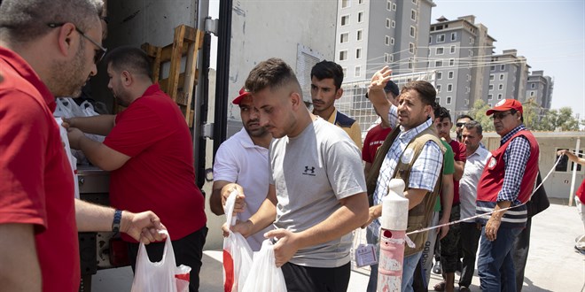 Trk Kzlaydan Erbil'deki mlteci kamplarna kurban eti yardm