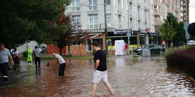 Eskiehir'de saanak, su basknlarna neden oldu