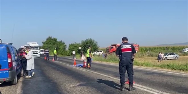 zmir'de meydana gelen trafik kazasnda biri ocuk 2 kii hayatn kaybetti