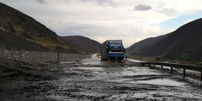 Erzincan-Sivas kara yolu ulama kapand