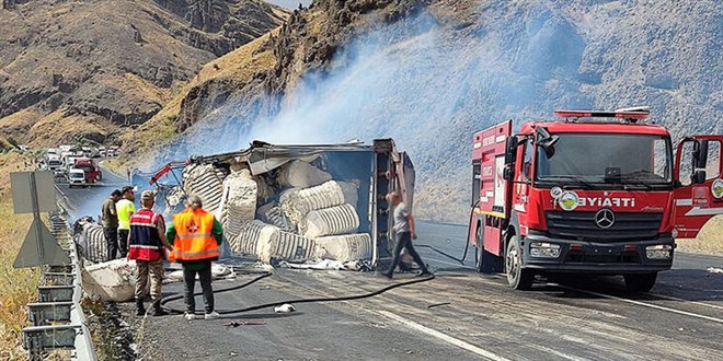 arpan TIR ile kamyon alev ald; yol ulama kapand