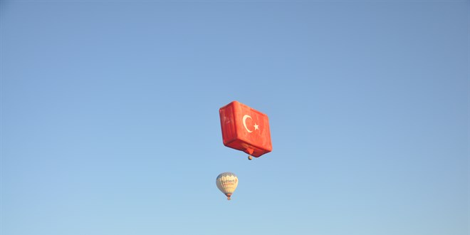Kapadokya semalarn ay yldzl bayraklarla donatlan balonlar ssledi