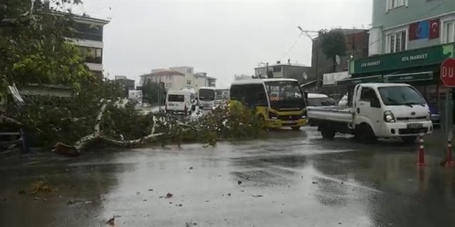 Mudanya'da sel arabalar srkledi, karayla deniz birleti