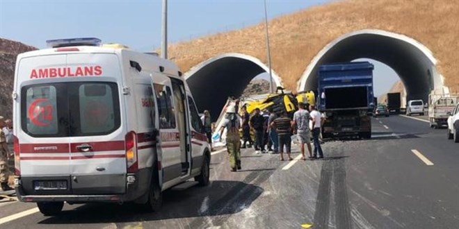 Lastii patlayan tr kazaya neden oldu: 1 l, 5 yaral