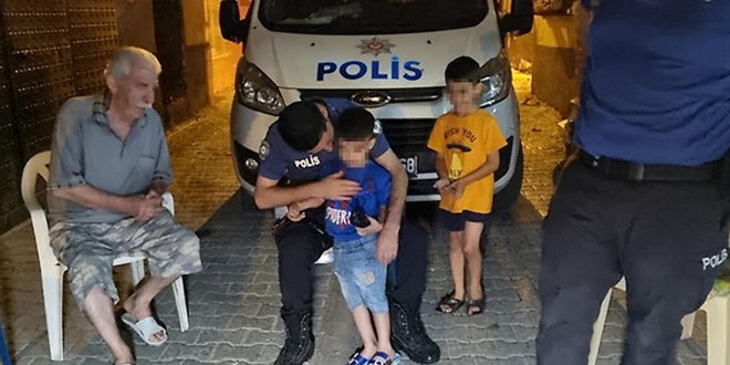 Annelerinin evde yalnz brakt iki ocuk, gece sokakta polis tarafndan bulundu