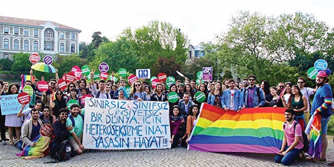 niversiteye LGBT kuatmas: Kresel etenin hedefi genler