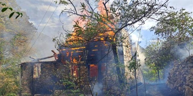 Artvin'de yangn: 4 katl bina kullanlamaz hale geldi