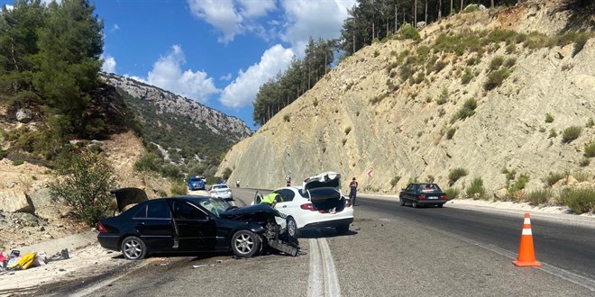 Antalya'da iki otomobil arpt, 4 kii yaraland