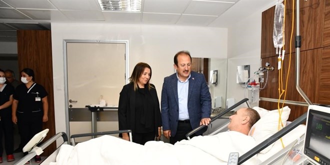 Mersin Valisi , terr saldrsnda yaralanan polis memurunu hastanede ziyaret etti