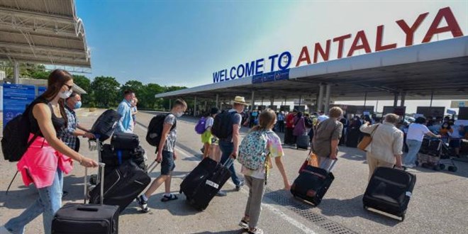 Antalya'ya gelen yabanc turist says 11 milyonu at