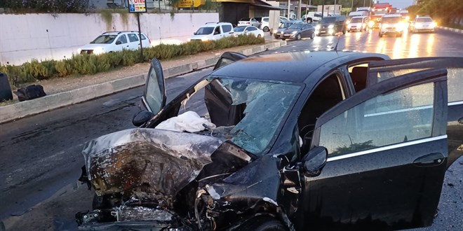 Antalya'da 2 otomobilin arpt kazada, baba ld, polis memuru olu yaraland