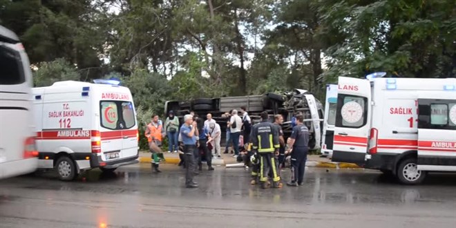 Antalya'da servis midibs devrildi, 9 kii yaraland