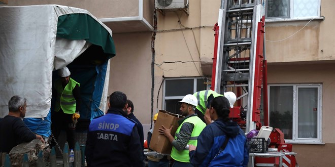 Sinop'ta duvarlarnda geni atlaklar oluan apartmandaki eyalar kontroll olarak boaltlyor