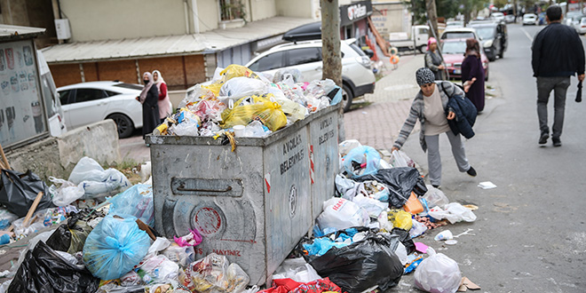 Avclar Belediyesindeki grev nedeniyle sokaklarda p ynlar olutu