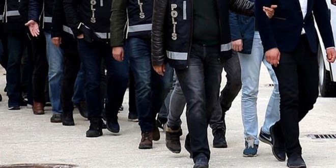 Yunanistan'a kaarken yakalanan 2'si FET phelisi 4 kii tutukland