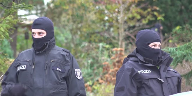Almanya'da silahl darbe planlamakla sulanan 8 kii tutukland