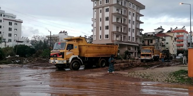 Kumluca ve Finike'de selden etkilenen okullarda hasar tespiti yapld