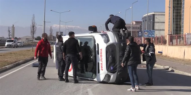 Erzincan'da ambulansla salk hizmetleri arac arpt, 9 kii yaraland