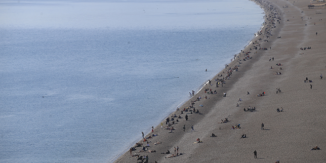 Antalya'da yln ilk gn denize girdiler