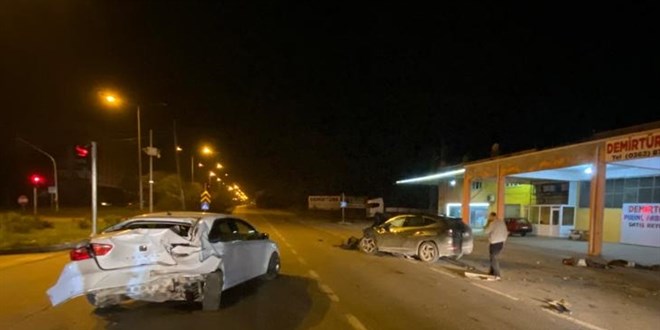 Samsun'da otomobilin arpt baba ve olu hayatn kaybetti