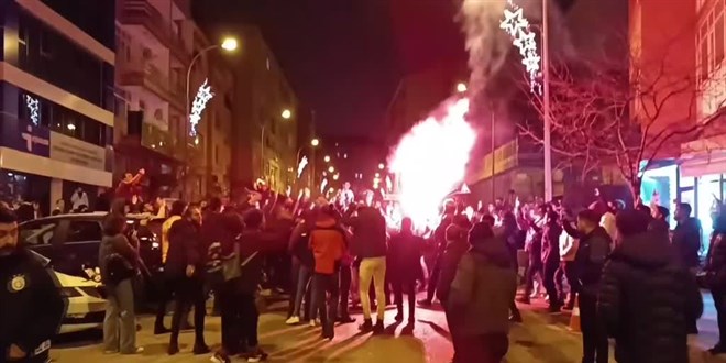 Galatasarayl taraftarlar derbi man ardndan sokaklarda kutlama yapt