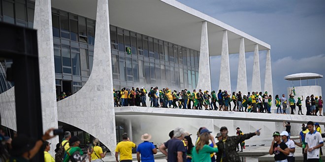 Brezilya'da Kongre basknnda rolnn olduu gerekesiyle Bolsonaro hakknda soruturma