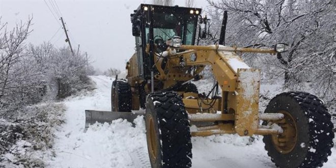 Elaz'da kar nedeniyle 2 yol ulama kapand