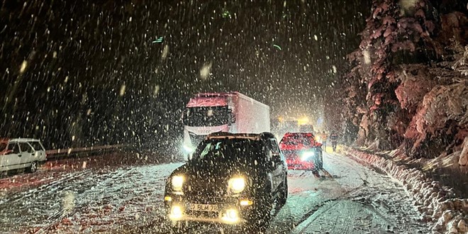 Kayseri-Kahramanmara kara yolu kar nedeniyle trafie kapand