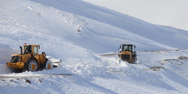 Van, Bitlis, Hakkari ve Mu'ta kar nedeniyle 1253 yerleim biriminin yolu kapand
