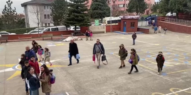 Antalya'da depremzede renciler okulda ieklerle karland