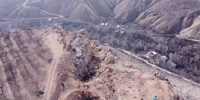 Deprem nedeniyle Malatya'nn Darende ilesinde yarklar olutu