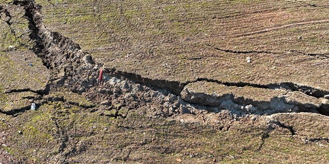 Kahramanmara'ta depremde hasar gren baz yollarda kme ve kayma olutu