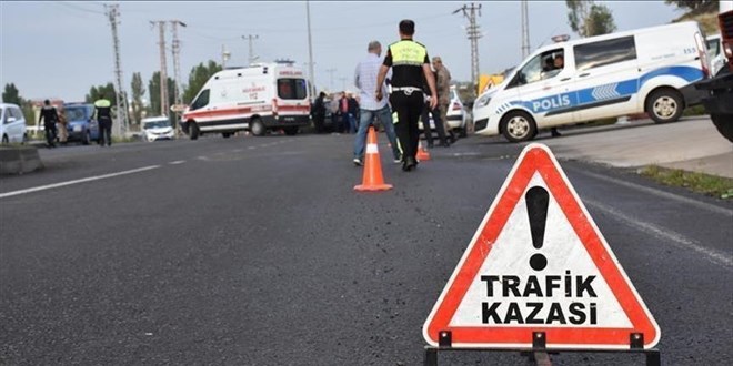 zmir'deki trafik kazasnda 2 kii ld, 1 kii yaraland