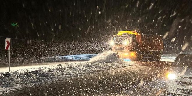 Bayburt-Erzurum kara yolu, kar ve tipi nedeniyle kapand
