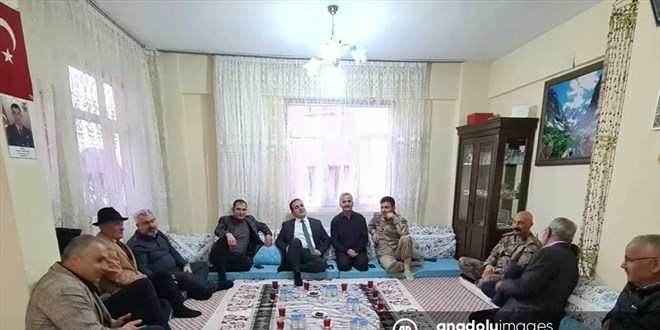 Hakkari Valisi Akbyk, ehit ailesinin evinde iftar yapt