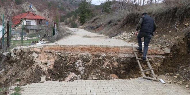 Kahramanmara'ta 1,5 metre ken yol mahalleyi ikiye ayrd