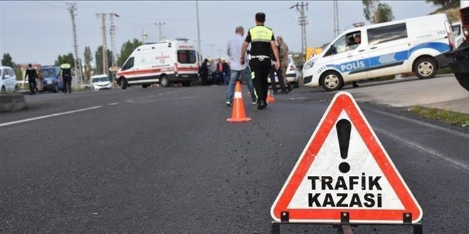 rnak'ta renci servisi ile kamyonetin arpt kazada 11 kii yaraland