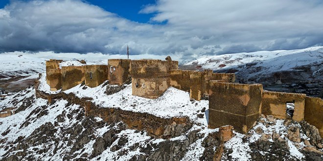 Bayburt Kalesi ilkbaharda karla kapland