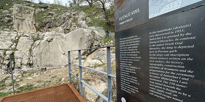 Nemrut Da'ndaki 'tokalama steli' 6 ubat'taki depremlerde ayakta kald