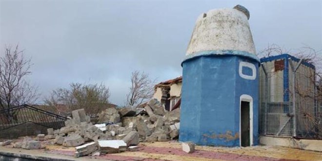 Frtnada caminin minaresi devrildi, imam yaraland