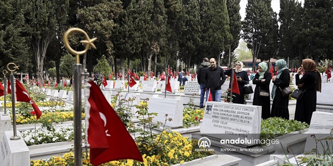 ehit aileleri bayramn ilk gnnde Edirnekap ehitlii'ni ziyaret etti