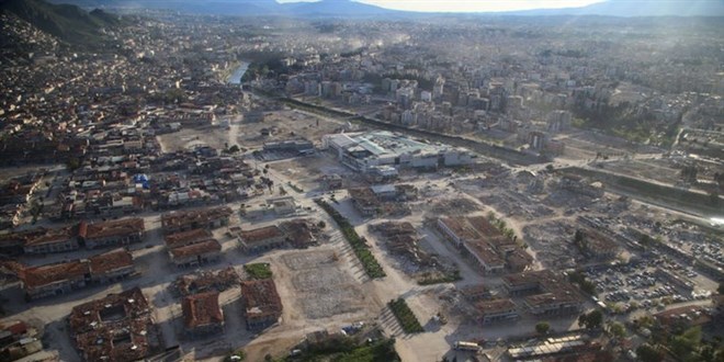 YSK yelerinin deprem blgesinde incelemeleri devam ediyor