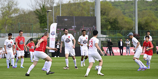 Bakan Kurum ve nl futbolcular depremzede ocuklarla sahaya kt