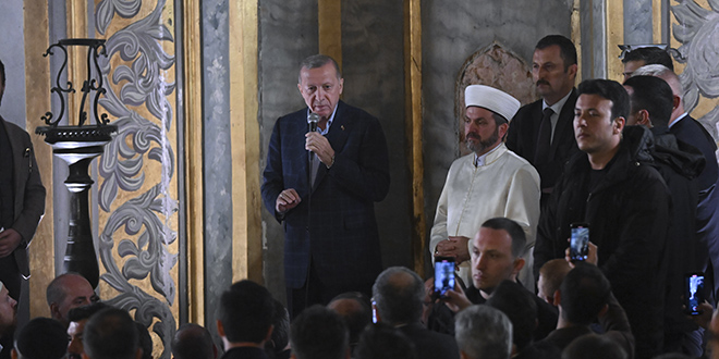 Erdoan, Ayasofya-i Kebir Cami-i erifi'nde namaz kld, Kur'an okudu